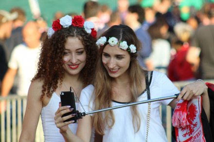Pamiątkowe zdjęcie fanek na skoczni